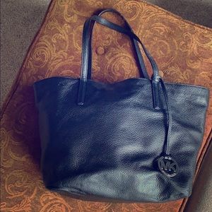 Like New- MICHAEL KORS black leather shoulder bag